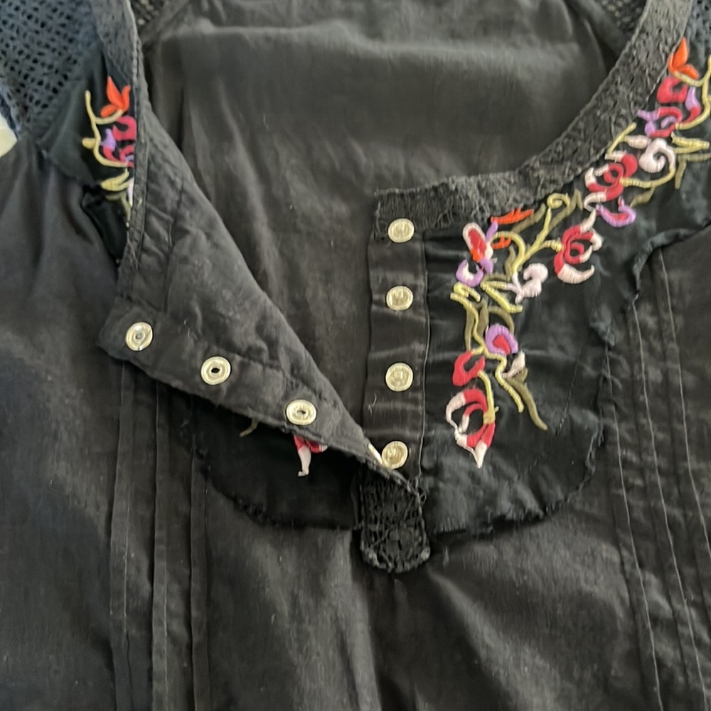 Raviya Black Floral Embroidered Bohemian Top. Size S - Picture 4 of 11